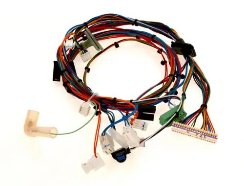 Kabelfrage mit mehreren bunten Drähten und Steckverbindungen, Teil eines elektrischen Systems, möglicherweise von Bosch, zur Verwendung in 24V Anwendungen.